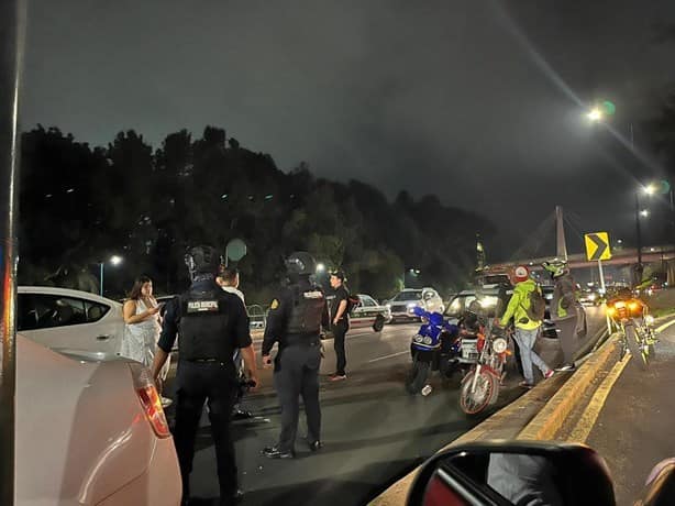 Motociclista choca contra dos autos en Xalapa