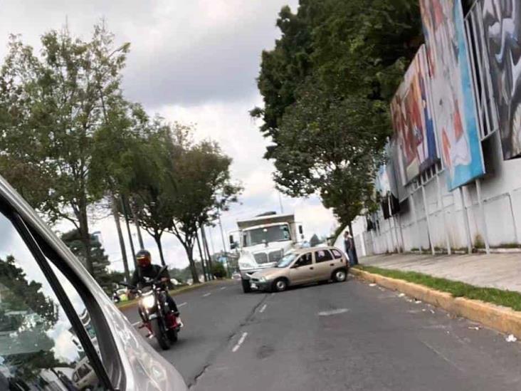 Camión de volteo choca contra Chevy en Circuito Presidentes, en Xalapa