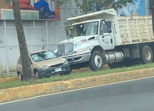 Camión de volteo choca contra Chevy en Circuito Presidentes, en Xalapa