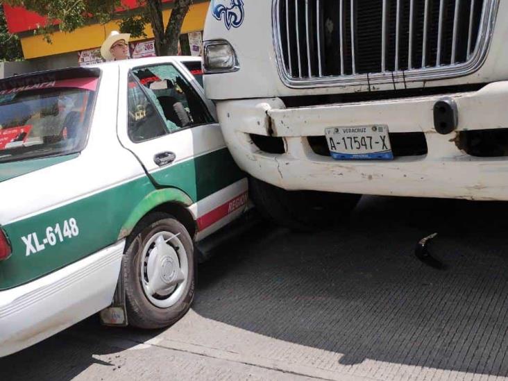 Tremendo susto se llevan pasajeros de taxi: son chocados por autobús en Xalapa