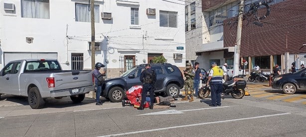 Automóvil choca y fractura a motociclista en calles de Veracruz