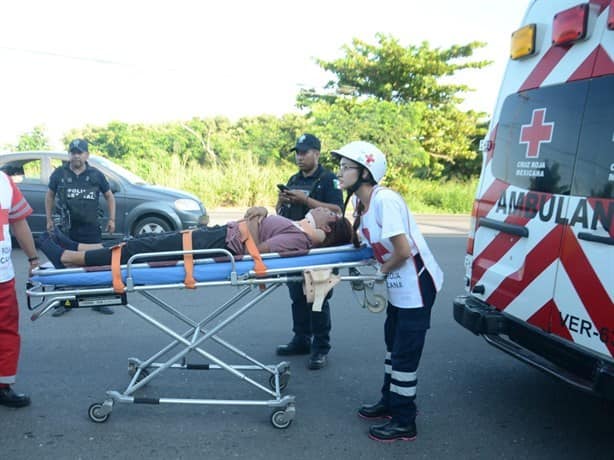 Mujer derrapa en su motoneta en la carretera Veracruz-Medellín