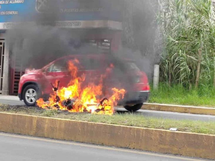 Incendio de motocicleta causa alarma en bulevar Xalapa-Coatepec
