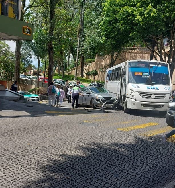 Choque entre autobús y auto desata caos en Centro de Xalapa (+Video)