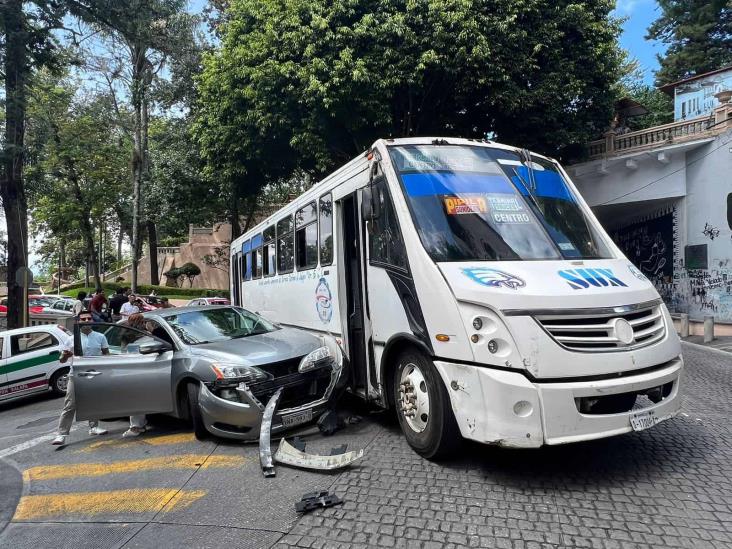 Choque entre autobús y auto desata caos en Centro de Xalapa (+Video)