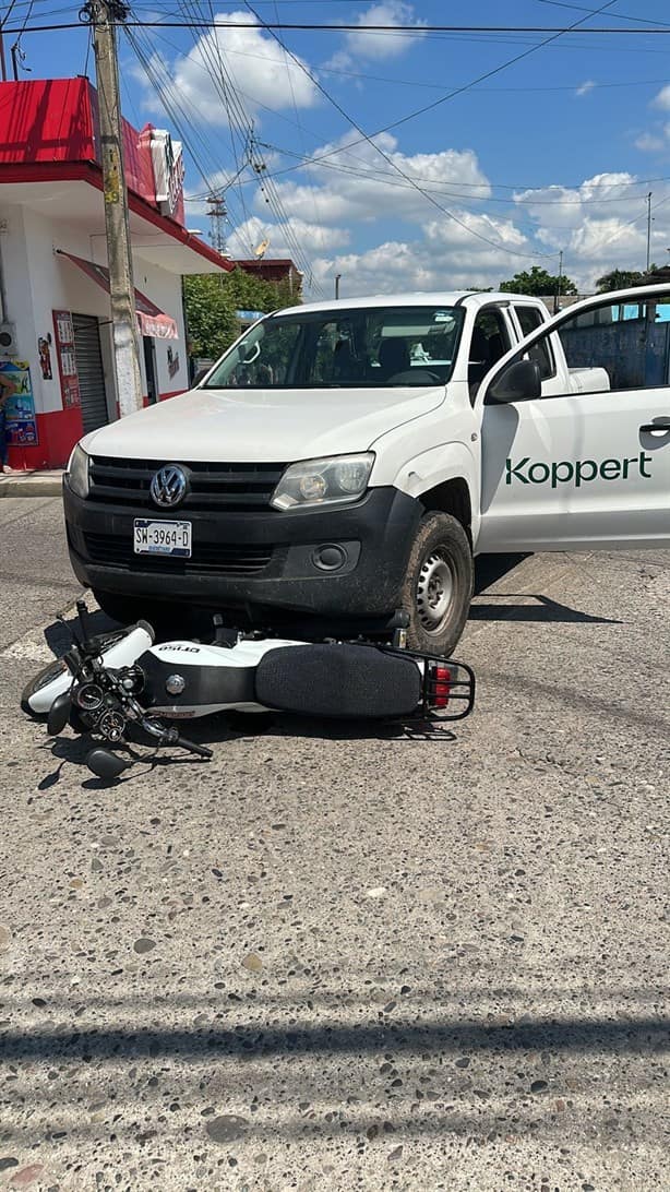 Motociclista resulta lesionado tras chocar contra camioneta en Martínez de la Torre