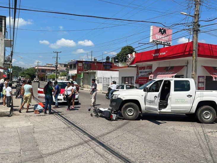 Motociclista resulta lesionado tras chocar contra camioneta en Martínez de la Torre