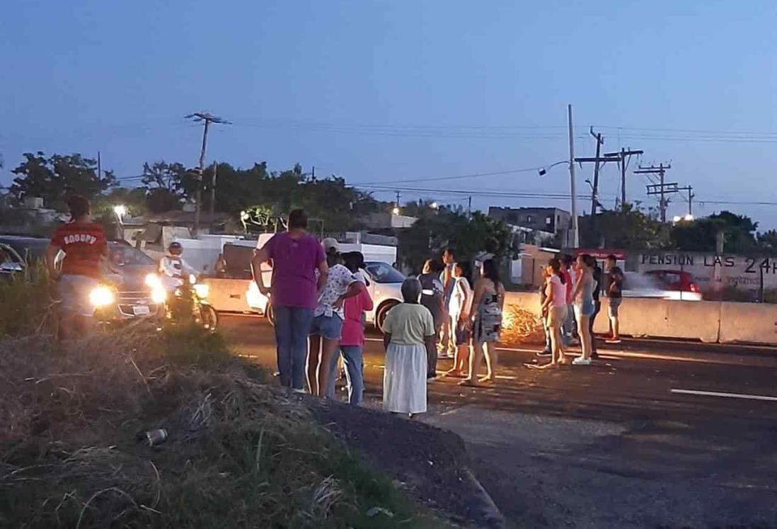 Vecinos bloquean carretera, exigen puente en el Renacimiento, en Veracruz
