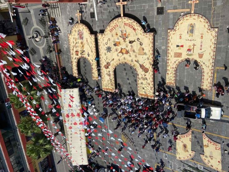 Arcos de semillas adornan parroquia de San Miguel Arcángel de Orizaba (+Video)