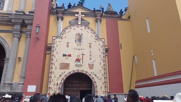 Arcos de semillas adornan parroquia de San Miguel Arcángel de Orizaba (+Video)