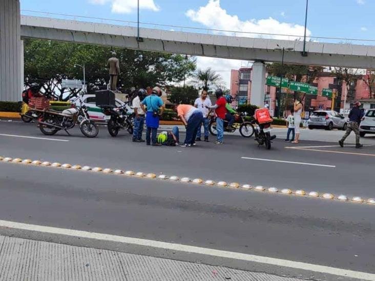 Auto y moto colisionan en el glorieta del puente Bicentenario, en Xalapa