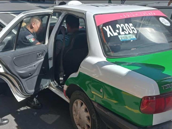 Convulsiona taxista en plena avenida Lázaro Cárdenas, en Xalapa