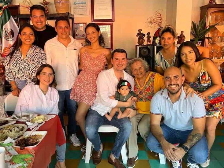 Sol y Sones: María Elena Hernández Lara acompañada por su familia. Celebraron las fiestas patrias.