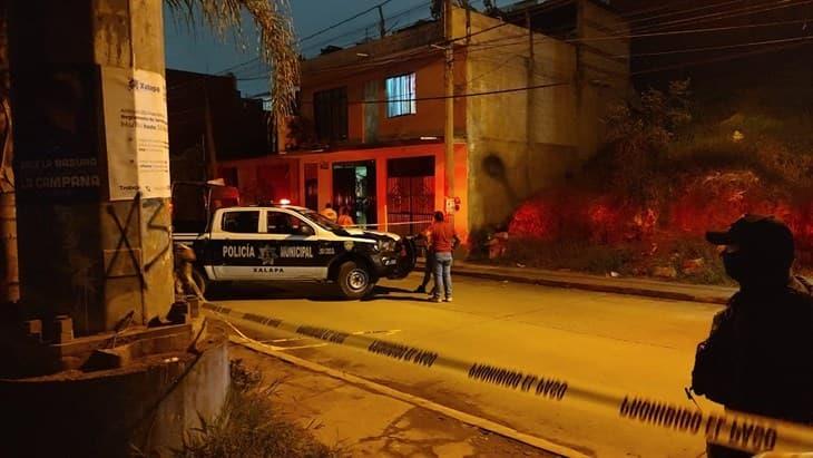 Ejecutan a balazos a un hombre en un negocio en la colonia Miguel Alemán en Xalapa