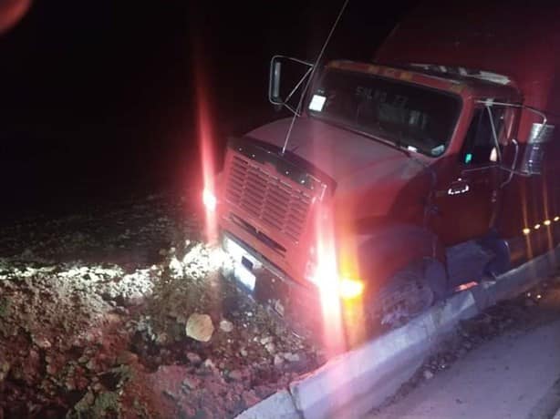 Camión se queda sin frenos en carretera de Atzalan; conductor sale ileso