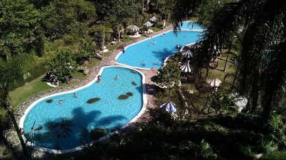 Balneario de agua de manantial escondido en el bosque de Coatepec