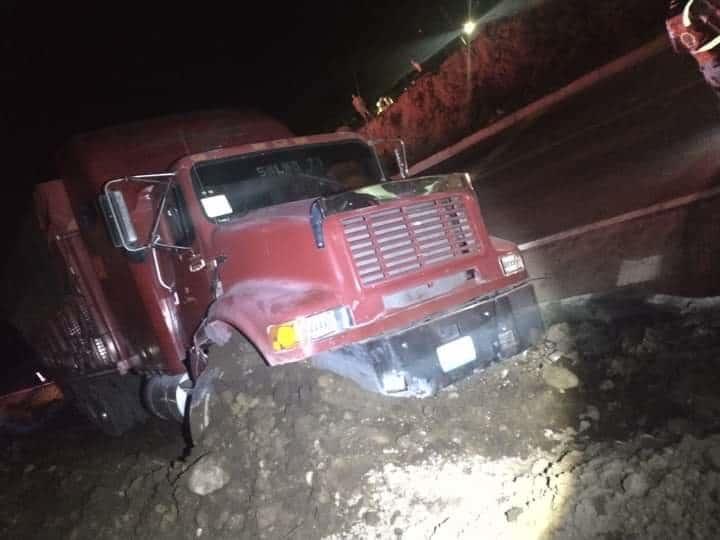 Camión se queda sin frenos en carretera de Atzalan; conductor sale ileso