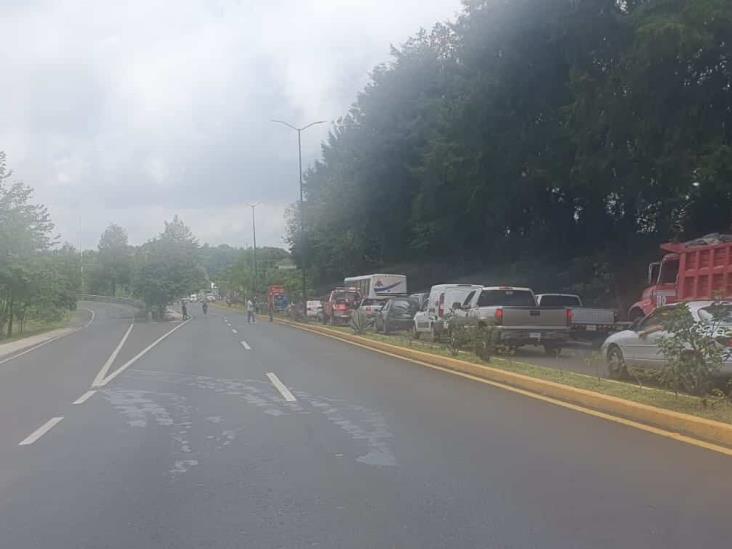 Bloquean carretera Xalapa-Coatepec; acusan contaminación de mantos freáticos