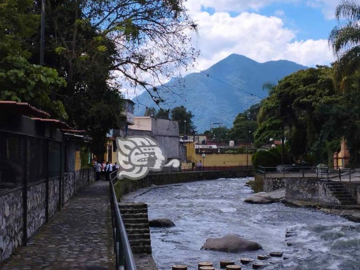 Rescatan a mujer tras ser arrastrada por la corriente del río Orizaba