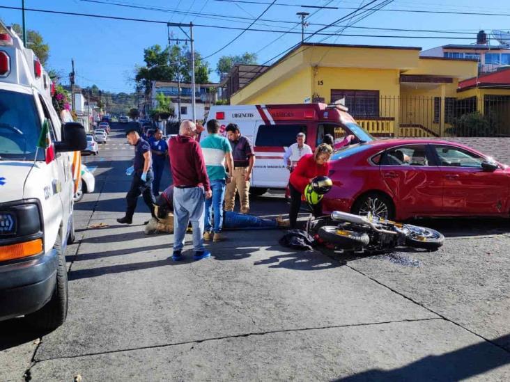 Motociclistas chocan contra vehículo en Xalapa