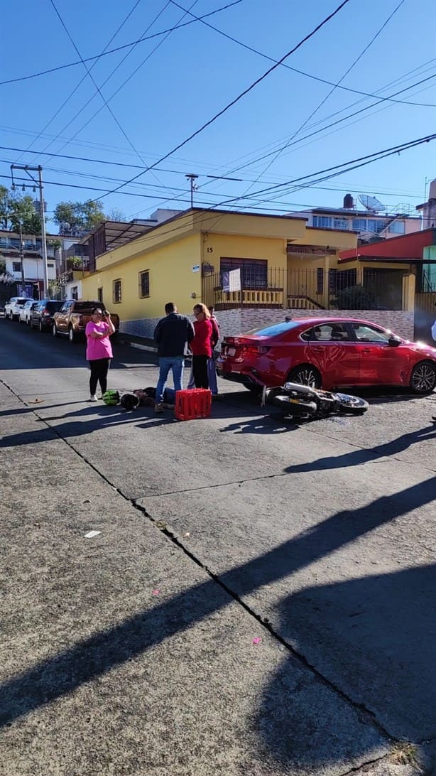 Motociclistas chocan contra vehículo en Xalapa