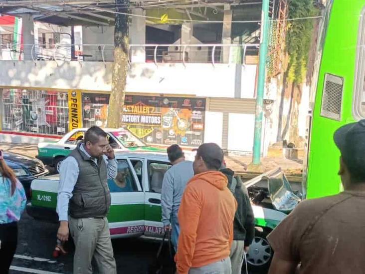 Taxi no mide su distancia y choca contra un autobús en Ruiz Cortines, en Xalapa