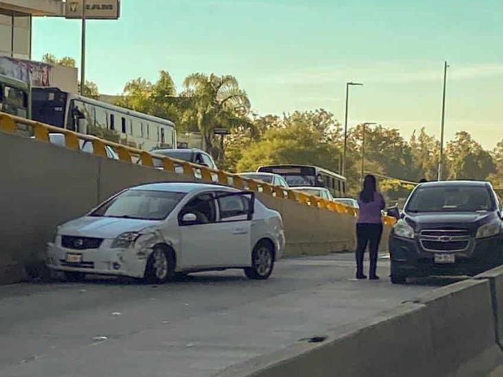 Chocan dos autos frente a la Dodge, en Xalapa