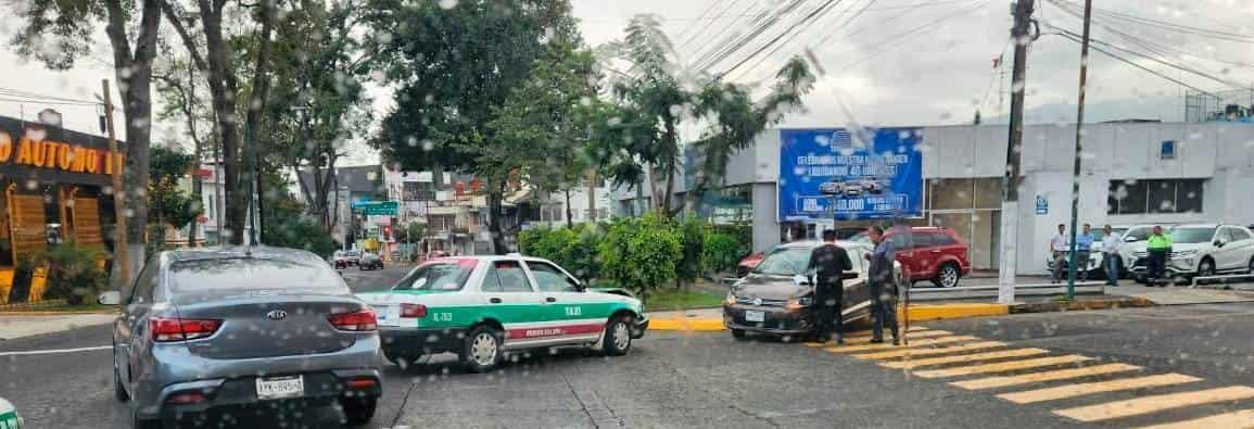 Se registra choque entre taxi y auto en avenida Ávila Camacho, en Xalapa