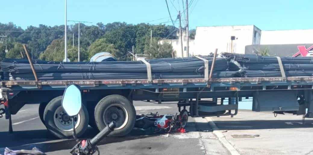 Motociclista choca contra remolque de tráiler en bulevar Banderilla