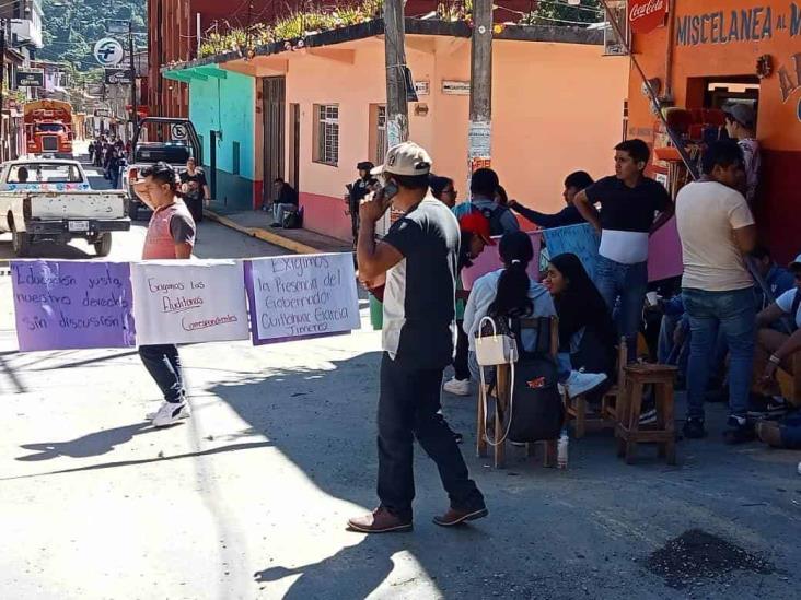 Bloquean carretera Orizaba- Zongolica: alumnos de Zongolica exigen director legítimo