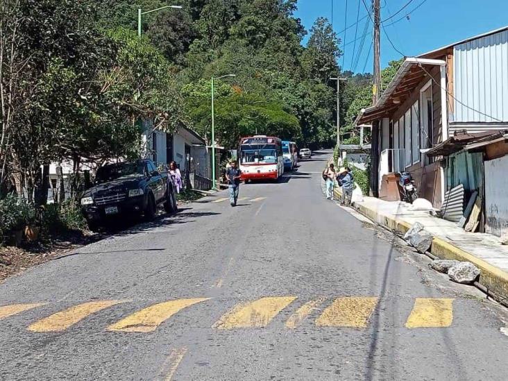 Bloquean carretera Orizaba- Zongolica: alumnos de Zongolica exigen director legítimo