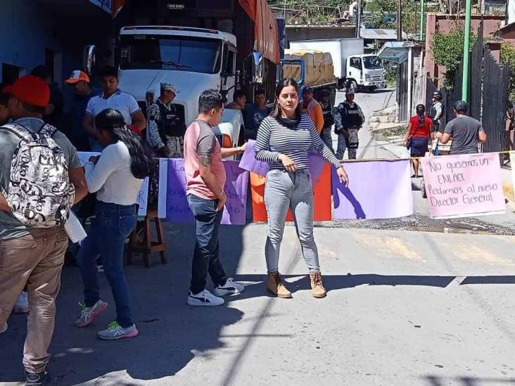 Bloquean carretera Orizaba- Zongolica: alumnos de Zongolica exigen director legítimo