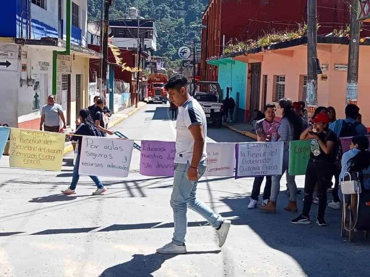 Bloquean carretera Orizaba- Zongolica: alumnos de Zongolica exigen director legítimo