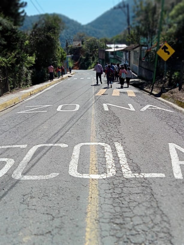 Bloquean carretera Orizaba- Zongolica: alumnos de Zongolica exigen director legítimo