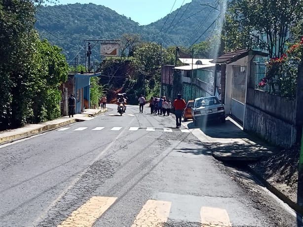 Bloquean carretera Orizaba- Zongolica: alumnos de Zongolica exigen director legítimo