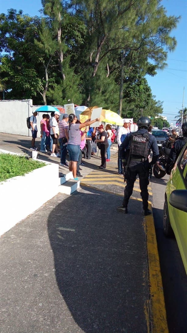 Se manifiestan habitantes contra CFE en sus oficinas en Díaz Mirón, en Veracruz