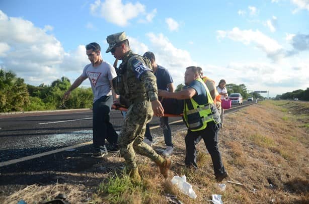 Trabajadores sufren volcadura en carretera de Veracruz