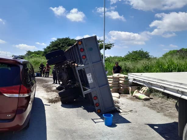 Vuelca tractocamión de cemento en el Nuevo Veracruz | VIDEO
