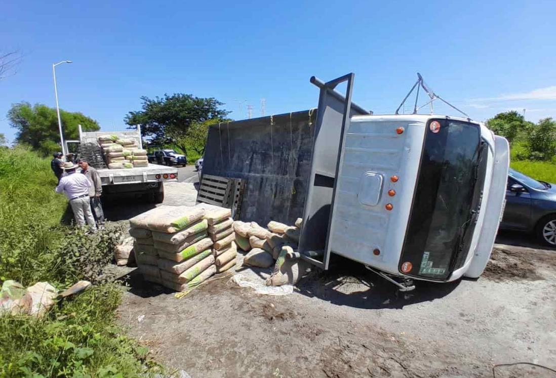 Vuelca tractocamión de cemento en el Nuevo Veracruz | VIDEO