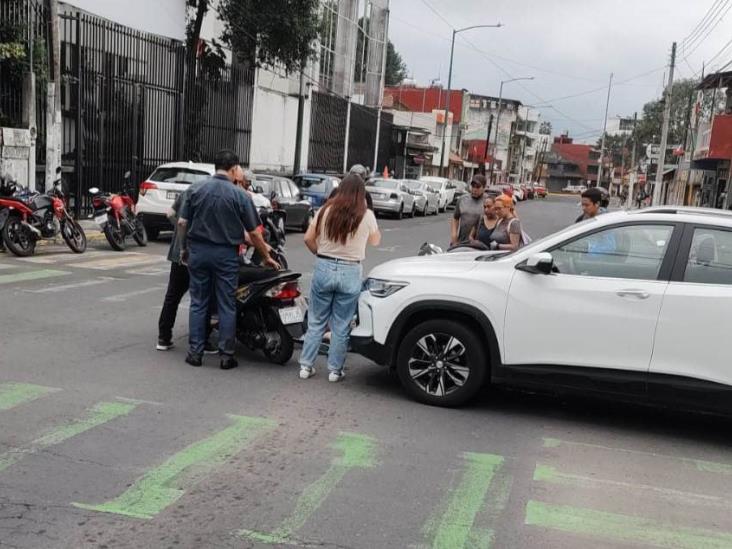 Adultos mayores son atropellados por camioneta en calles de Xalapa