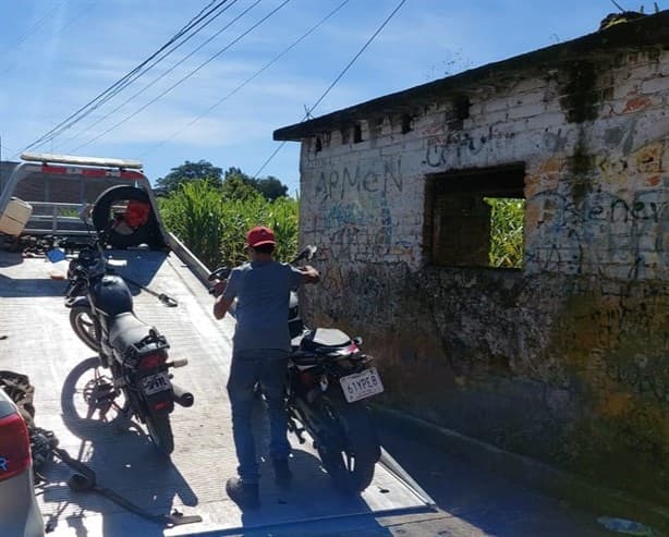 Choque de motocicletas en calles de Atzacan deja una persona lesionada