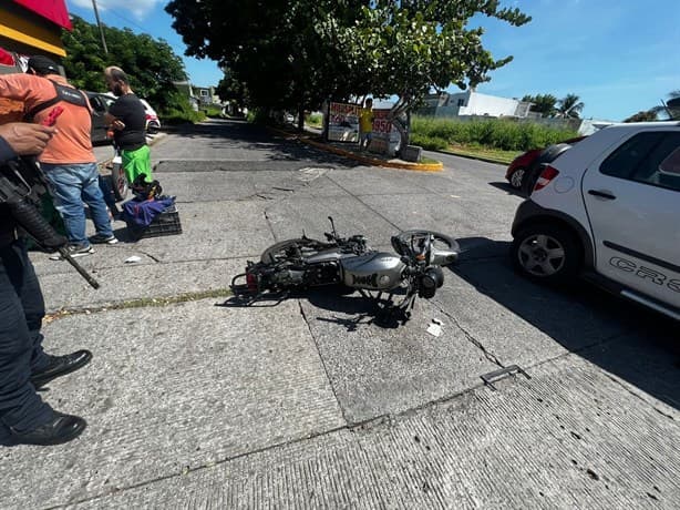 Automovilista atropella a motociclista por ir en el celular en Puente Moreno