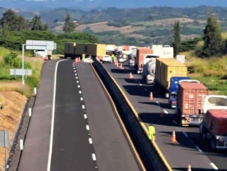 Tráiler vuelca en libramiento Xalapa-Corral Falso