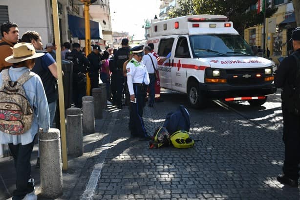 Motociclista se lesiona tras ser impactado por taxi en centro de Xalapa