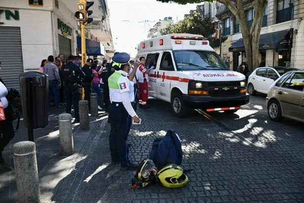 Motociclista se lesiona tras ser impactado por taxi en centro de Xalapa