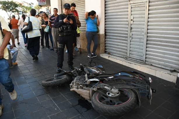 Motociclista se lesiona tras ser impactado por taxi en centro de Xalapa