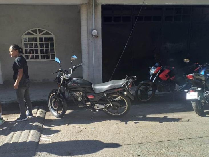 Choque de motocicletas en calles de Atzacan deja una persona lesionada