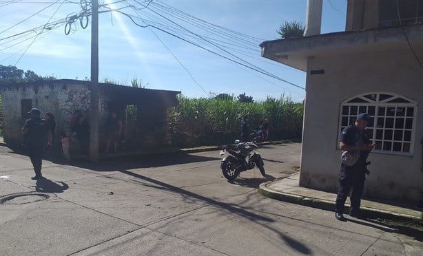 Choque de motocicletas en calles de Atzacan deja una persona lesionada