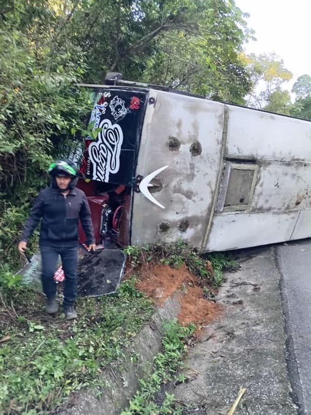 En Córdoba, volcadura de autobús deja 4 lesionados y crisis nerviosa de pasajeros