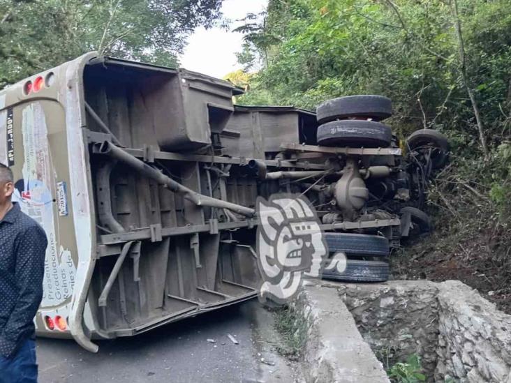 En Córdoba, volcadura de autobús deja 4 lesionados y crisis nerviosa de pasajeros